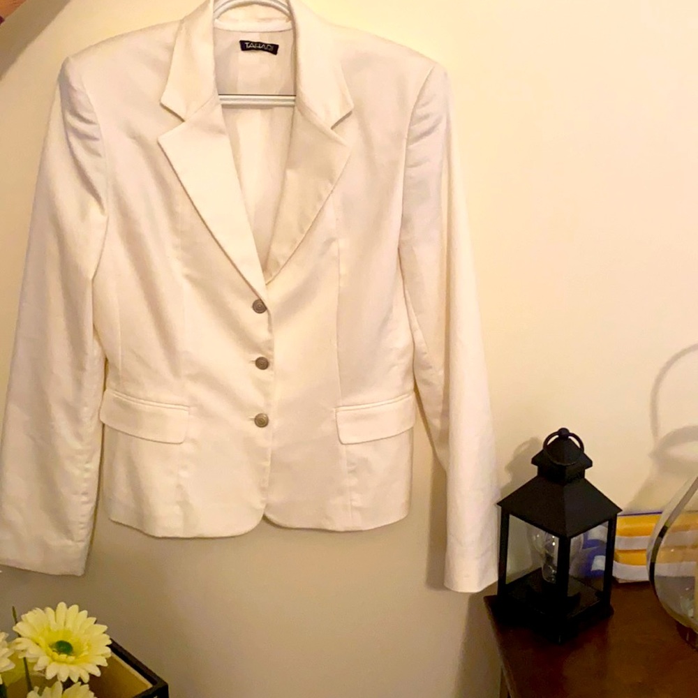 TAHARI soft cream blazer